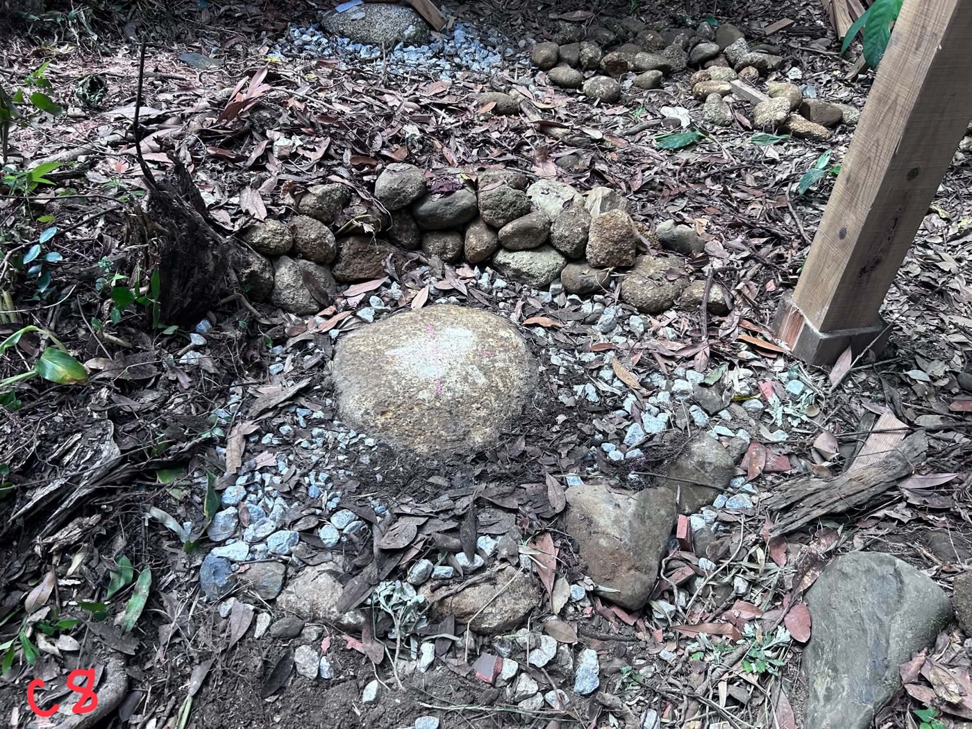 栗石と砂利で地業を整えた礎石の上に柱が立った石場建ての柱脚まわり