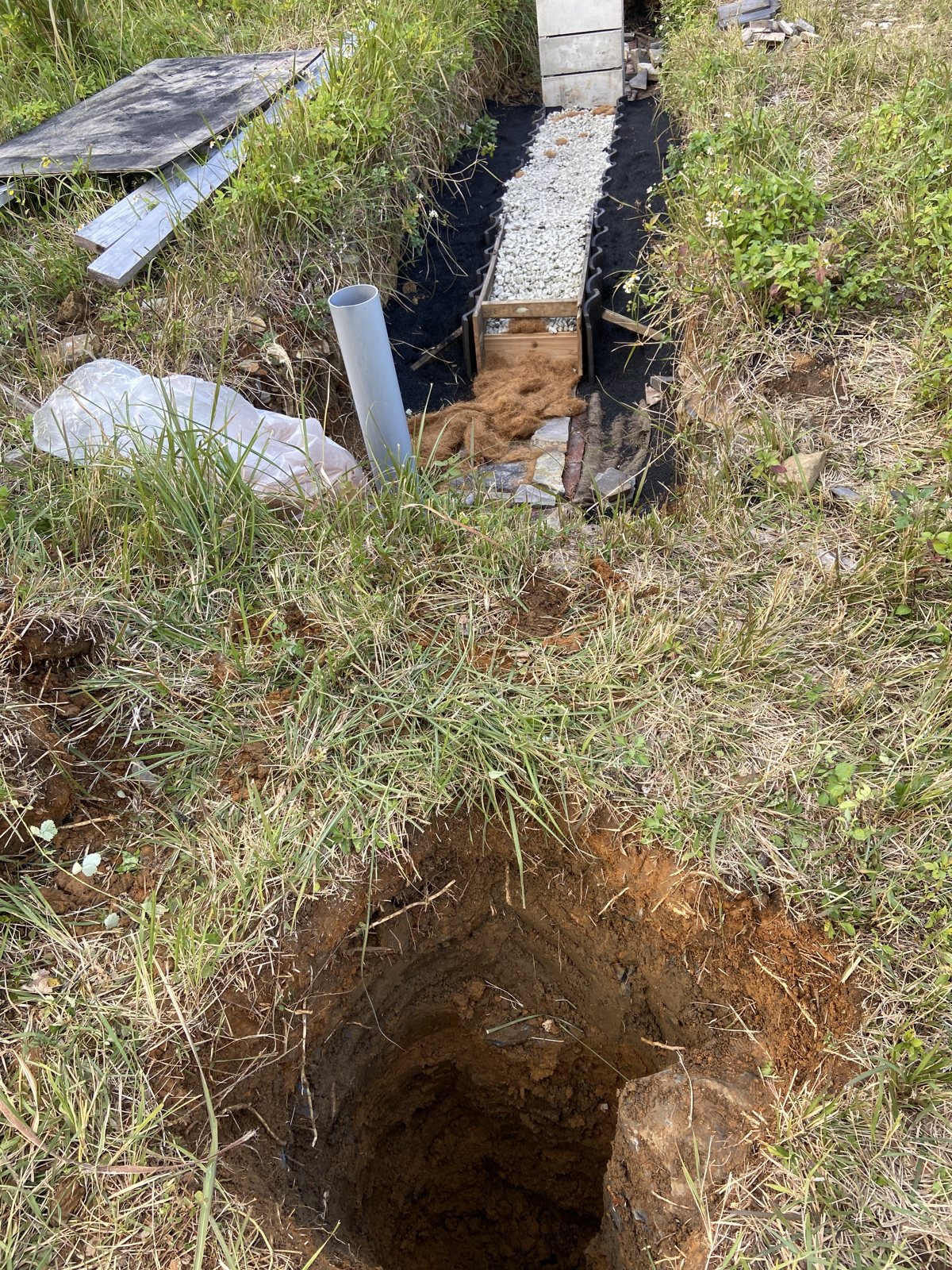 下流側に掘った点穴。深い層へ水と空気を導く縦の通り道になる